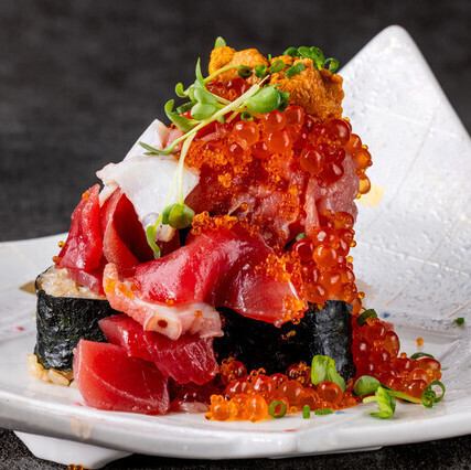 Uoden's specialty, overflowing sea treasure sushi roll