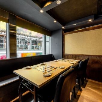 최대 10명까지 착석 가능한 테이블석 반 개인실.여자회, 미팅, 소규모 인원에서의 술자리 등 다양한 장면에서 이용하실 수 있습니다.따뜻한 일본식 공간에서 동료끼리 천천히 편히 쉬십시오.