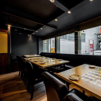 느긋하게 편히 쉴 수 있는 완전 개인실은 최대 20명까지 사용하실 수 있으므로 대인원수로 연회에 최적입니다.경풍으로 차분한 분위기의 점내는, 소중한 회식이나 동료 내와의 회식에 호평 받고 있습니다.후나바시의 이자카야에서의 연회는 꼭 당점에!