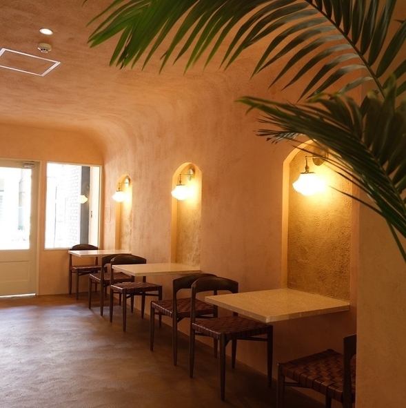 【時間帯によってモーニング・ランチ・カフェ・ディナーと様々な利用シーンに対応するおしゃれ空間】観葉植物やモダンな照明など細部にまでこだわったおしゃれな空間♪堀江・なんば・心斎橋での女子会・宴会に♪