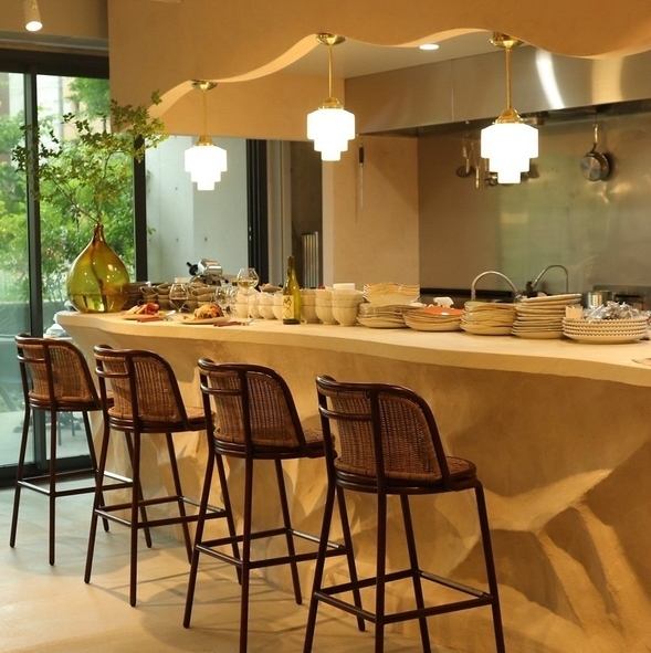 【デートにもぴったり♪カウンター席】お二人で並んで座れるカウンターのお席。デートで人気です◎数に限りがございますので、早めのご予約をおすすめいたします！どうぞごゆっくりとお寛ぎください♪