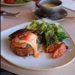 ノルウェーサーモンとアボカドのエッグベネディクト