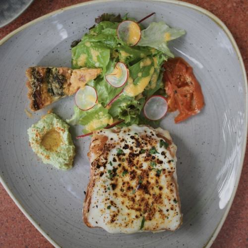 3種のチーズとプロシュートのクロックムッシュ