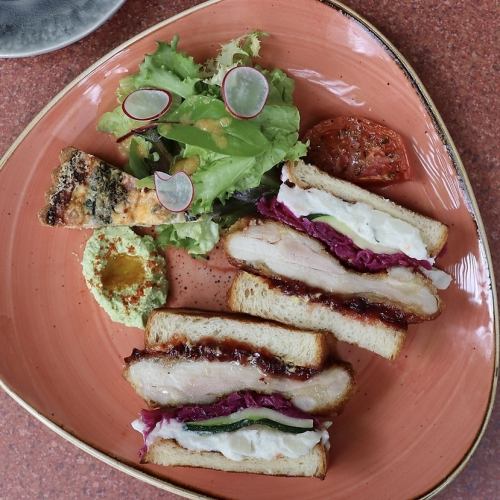 チキンカツサンド　コケモモとスイートチリ