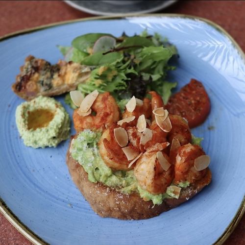 ガーリックシュリンプとアボカドのオープンサンド