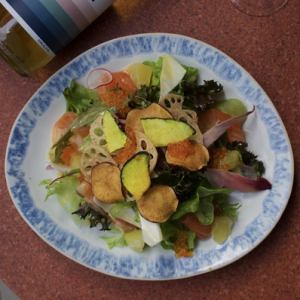 サーモンとフレンチキャビア、柑橘のサラダ