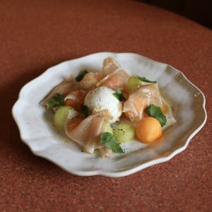 季節のフルーツとプロシュートのカプレーゼ