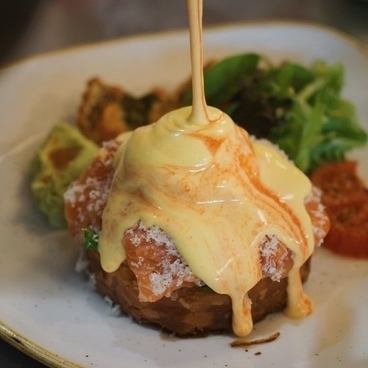 ノルウェーサーモンとアボカドのエッグベネディクト