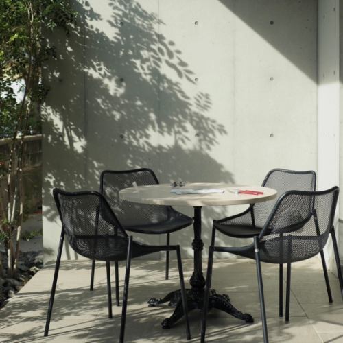 【開放感バッチリのテラス席も】