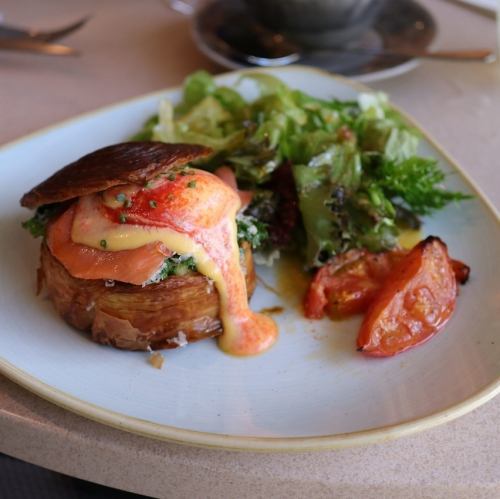 ノルウェーサーモンとアボカドのエッグベネディクト