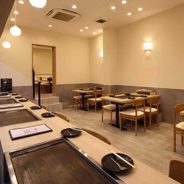 白を基調とした清潔感のある店内。お一人様でもデートでも、女子会でも、様々なシーンでご利用いただける空間を提供いたします。