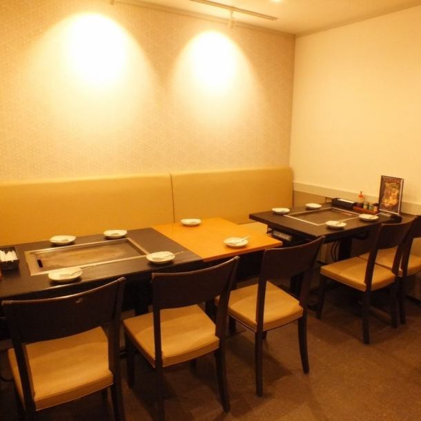 【2 people table × 3 table, 5 person one side sofa seat × 2 table】 I will make a seat according to the scene ♪ It is a beautiful store just opened on 4/1.All the men devised by the store manager who knew okonomiyaki are all recommended ☆ It is necessary check of the daily crisp menu too!