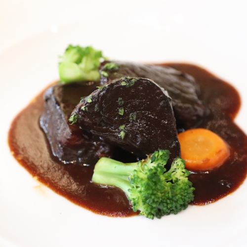 黒毛和牛の赤ワイン煮込み