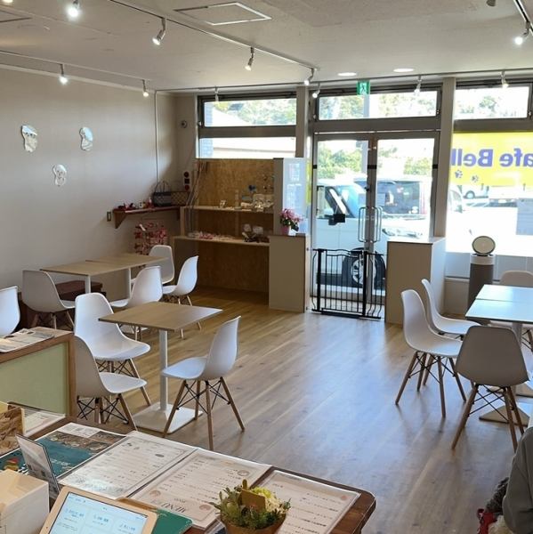 DOG CAFE Bellは、広々としたレイアウトで大型宴会にも対応可能◎貸切利用も承っており、広いスペースを完全貸切すれば、愛犬と一緒でも周囲を気にすることなく楽しめます。木目調の温かな雰囲気に包まれながら楽しむパーティーは一体感があり、リラックスできる空間を演出♪愛犬がのびのび遊べる広場も完備！