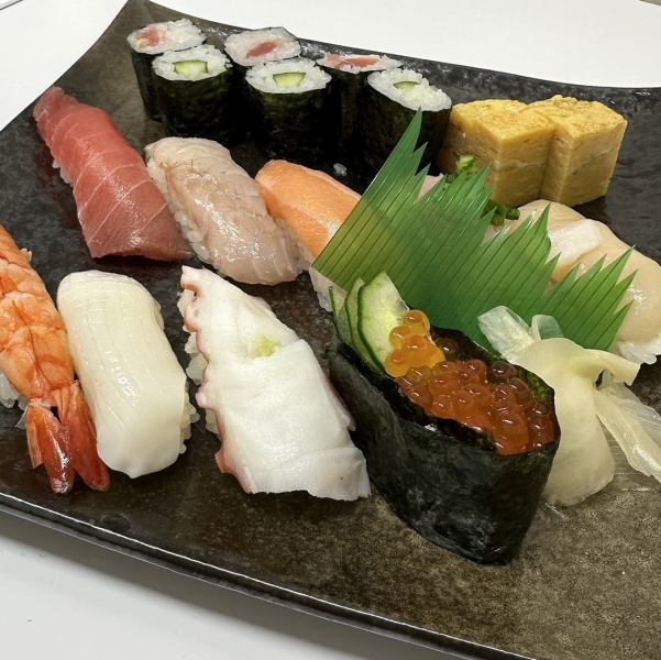 【土日限定】お寿司もやっております