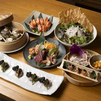 2小時暢飲!當然也包括刺身!我們的套裝菜單選用日本食材,包括鯛魚、豬裡肌、螃蟹和鮭魚壽司,讓您盡情享受美味!