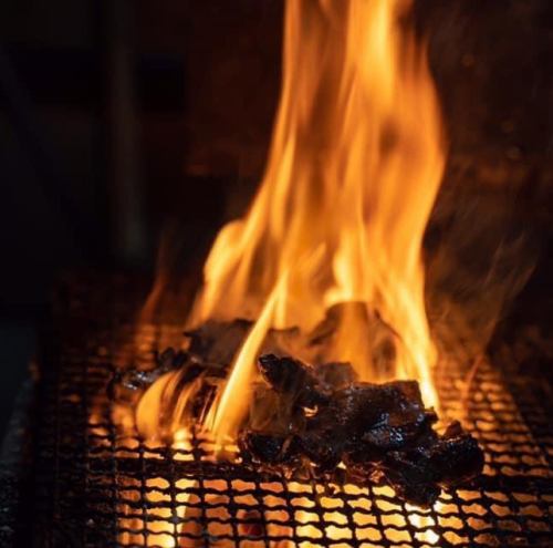 【炭火き】こだわり高級炭でじっくり香ばしく焼き上げ！