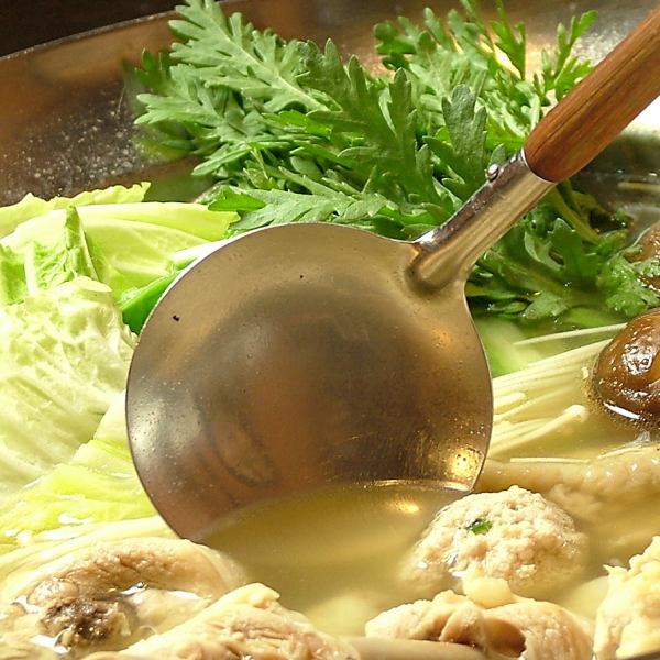 金澤で生まれたここだけの秘伝の味 水炊き・スープ炊き(1~2人前)2,980円(税込)コラーゲンたっぷりのスープとプリップリッのお肉が自慢のとり丸名物