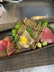 Assortment of 3 pieces of raw bluefin tuna from Nagasaki
