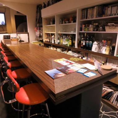 Counter seats where you can enjoy a talk with the master and a large-screen TV!