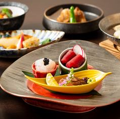 【晚餐/2小時暢飲（最後點餐時間90分鐘）】「生之懷石料理」八道菜套餐，包括博多燉海龜和炸鯛魚骨