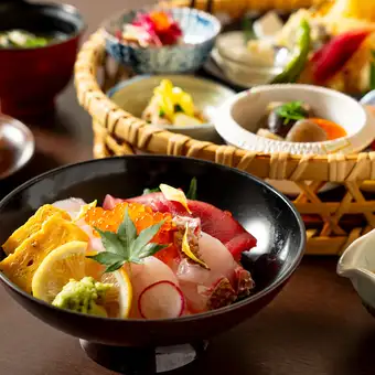 [Lunch only] "Hana-kago Seafood Bowl Set Meal"