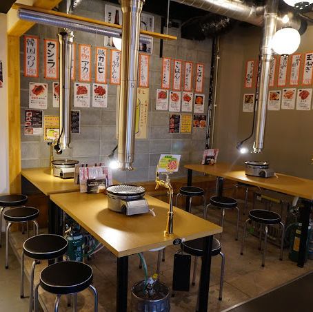 山形駅前で気軽に立ち寄れる大衆焼肉酒場「けむすけ」。煙と肉の香りに包まれ、活気あふれる店内にぜひご来店ください♪仕事帰りの一杯から、気の合う仲間との飲み会まで、さまざまなシーンにご利用できます！老若男女、誰と来ても楽しめる大衆酒場の王道！