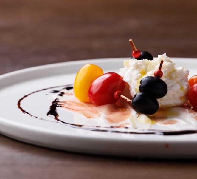下田豚の自家製生ハムとブラータチーズのカプレーゼ!