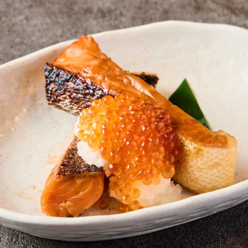 【NEW】贅沢!焼き鮭のいくらおろし、海鮮こぼれ寿司やなど絶品海鮮料理を個室で堪能できる居酒屋。