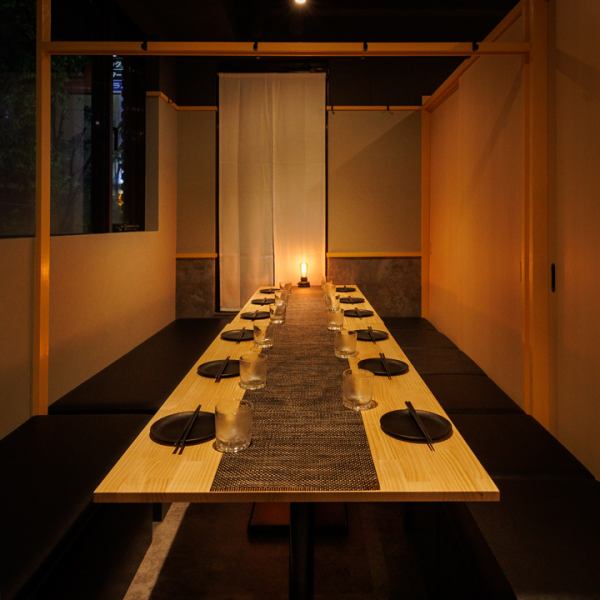 温かみのある木目調と、優しい間接照明が心をほぐす完全個室！大人数の利用にも対応可能な広々テーブル席で、足元ゆったり快適に楽しめます！落ち着いた壁面と和紙調の仕切りがプライベート感を高め、接待・歓送迎会・仲間内の飲み会にもピッタリ♪お料理とお酒を囲みながら、気兼ねなく過ごせるひとときをお届けします！