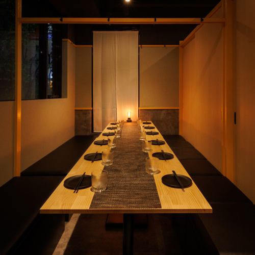 <p>温かみのある木目調と、優しい間接照明が心をほぐす完全個室！大人数の利用にも対応可能な広々テーブル席で、足元ゆったり快適に楽しめます！落ち着いた壁面と和紙調の仕切りがプライベート感を高め、接待・歓送迎会・仲間内の飲み会にもピッタリ♪お料理とお酒を囲みながら、気兼ねなく過ごせるひとときをお届けします！</p>