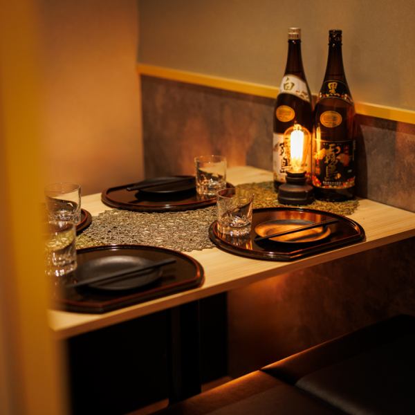 やさしく灯る照明とお皿とお箸が並ぶテーブル！シンプルながらも上質感があり、気取らず楽しめる完全個室空間！大切な人と肩を並べて飲む時間にピッタリの空間は、カジュアルな飲み会はもちろん、デートや接待にもオススメ♪料理が映えるナチュラルウッドのテーブルと、落ち着いた照明で、思わず長居したくなります！