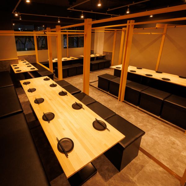 広々とした店内には、スタイリッシュな木枠の仕切りと座り心地の良いシートが並び、大人数の宴会にもピッタリなレイアウト！温かみのある木のテーブルが料理を引き立て、和モダンな雰囲気の中で、にぎやかなひとときを楽しめます！人数に応じて柔軟にアレンジ可能で、会社の宴会や打ち上げ、同窓会などにも最適です！