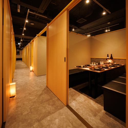 You'll feel like you have the entire restaurant to yourself! Open the stylish wooden sliding doors to find a quiet space that's perfect for entertaining, company banquets, or important drinks with friends. The spacious aisles and soft lighting create a private atmosphere, allowing you to enjoy your time without any worries. Rent out the entire restaurant and hold a special banquet in a special space!