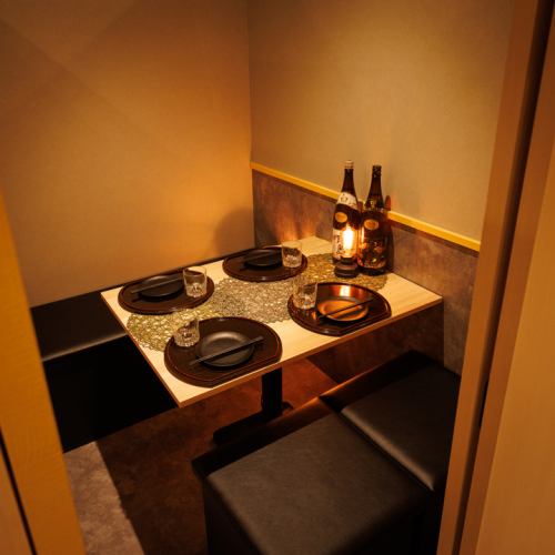 The soft lighting and the table lined with plates and chopsticks are a delight! It's a simple yet high-quality, completely private space where you can enjoy yourself without pretense! The perfect space to drink side by side with your loved ones, it's recommended for casual drinking parties, dates, and business meetings. The natural wood tables make the food stand out, and the subdued lighting will make you want to linger for a while!