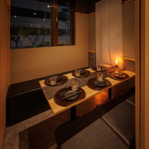 The night view from the window and the soft lighting are appealing! The partitioned space gives you a sense of privacy, allowing you to enjoy a relaxed banquet without worrying about others! The seats have ample legroom, making it a friendly place for families with children and the elderly! The Japanese-modern interior and calming lighting will make your usual drinking party a little more special! It's also perfect for girls' nights out or group dates, and is extremely comfortable!