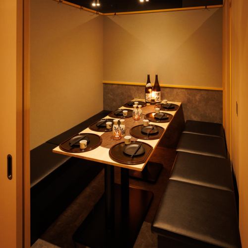 The calming colors and warm lighting create a relaxing space that will soothe your soul! With food and drinks lined up on the table, you can enjoy a blissful moment savoring your food at your leisure! The comfortable seating makes it perfect for banquets, as well as drinking parties with friends, important business meetings, girls' nights, group dates, and birthday parties. Take your time and enjoy the delicious food and drinks!