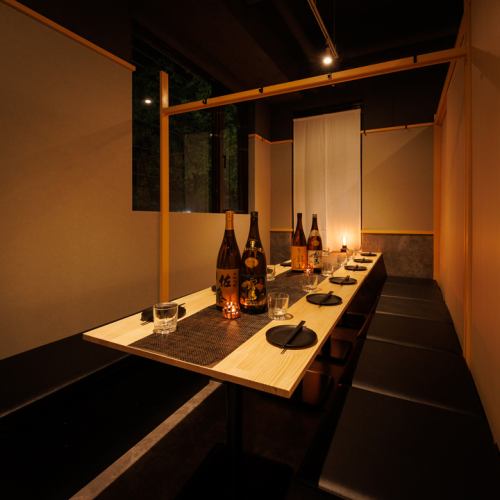 The warmth of the wooden tables and the calm, modern Japanese atmosphere make this restaurant perfect for company parties or drinking parties with friends. The comfortable, relaxing seats make even long parties comfortable. The soft, indirect lighting gently envelops the space, creating a comfortable atmosphere. This is a space where you can have fun without worrying about those around you!