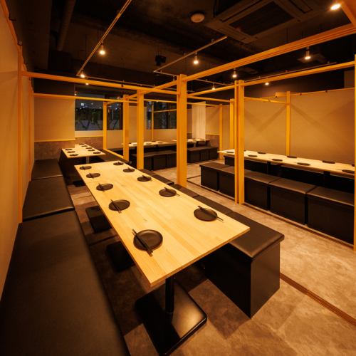 The spacious restaurant is lined with stylish wooden partitions and comfortable seats, making it the perfect layout for large banquets! The warm wooden tables enhance the food, and you can enjoy a lively time in a modern Japanese atmosphere. The restaurant can be flexibly arranged depending on the number of guests, making it ideal for company banquets, launch parties, reunions, and more!