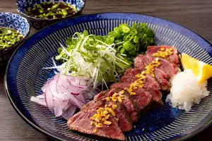 裙邊牛排，烤牛肉風味，配上磨碎的蘿蔔和香草柚子醋。