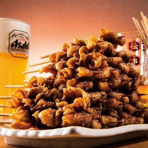 看板メニュー☆一度食べたらクセになるパリモチ鶏皮の伝串！