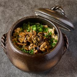 黑鸡配煲仔饭