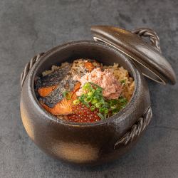 砂锅饭配鲑鱼、螃蟹和鲑鱼籽