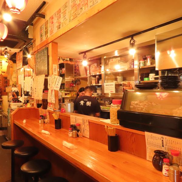 気軽に立ち寄れるカウンター席です。お仕事帰りに一杯いかがでしょうか♪