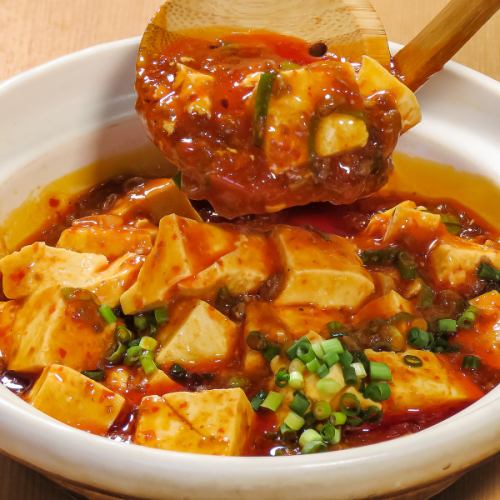 【マーボー豆腐】鉄板の一番人気のお料理です！土鍋でぐつぐつとした食欲そそる一品料理です！