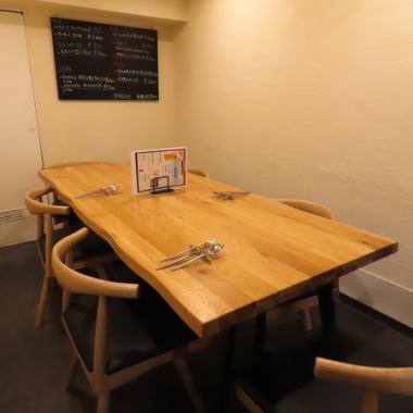 広めのテーブル席は、4名様以上の女子会や家族連れにご利用いただきたい空間です。最大6名様まで座れるゆったりとしたお席で、美味しい料理とドリンクを囲んで、楽しいひとときをお過ごしください。周りを気にせず、気の置けない仲間との会話を楽しむのにぴったり。アットホームな雰囲気の中で、本格派の味をどうぞ