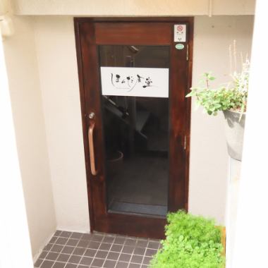 内装にこだわった店内は、シンプルでナチュラルな雰囲気が心地よい空間です。肩肘張らずリラックスできるアットホームなムードでありながら、本格的なフレンチ・イタリアンを味わえます。お仕事帰りや普段使いのデート、ご家族での食事など、老若男女問わず多様なシーンでご利用いただけます。