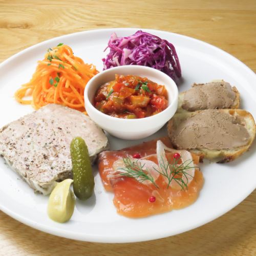 ワインのお供に最高！人気の冷菜を少しずつ楽しめる「おまかせ盛り合わせ」（6種）