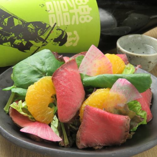 [Leafy vegetables] Roast beef and sweet summer salad