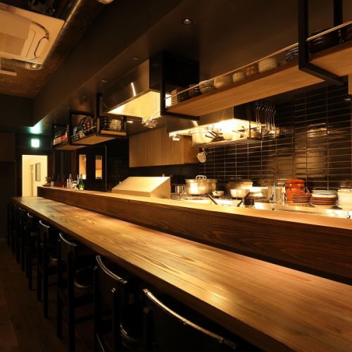 <p>落ち着いた雰囲気が漂うカウンター席は9席のみ。杉を贅沢に使用した高級感あふれる空間で、目の前で繰り広げられる料理の数々を楽しめます。喧騒から離れたビルの3階に位置し、隠れ家のような特別なひとときをお過ごしください。</p>